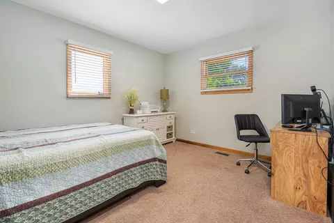 Bedroom - 1945 Oakdale Rd, Hoffman Estates, IL 60169 photo 3 of 3