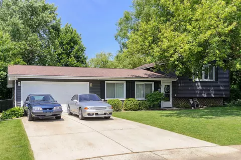 5432 Chaplin Ct, Hanover Park, IL 60133