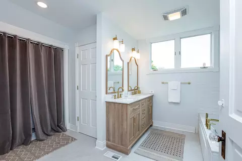 Bath - 603 N Wheaton Ave, Wheaton, IL 60187 photo 3 of 4