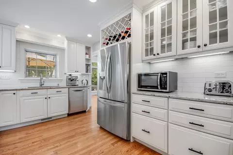 1018 N Cross St, Wheaton, IL 60187 photo 3