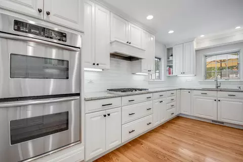 1018 N Cross St, Wheaton, IL 60187 photo 2