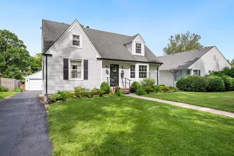 1018 N Cross St, Wheaton, IL 60187