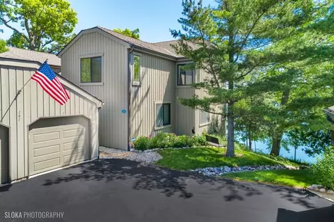 141 Shoreline Rd #D, Lake Barrington, IL 60010