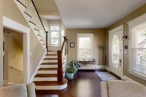 Entry Way - 609 E Monroe St, Bloomington, IL 61701 photo 2 of 8