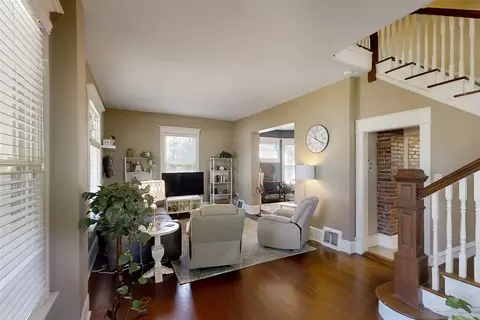 Living - 609 E Monroe St, Bloomington, IL 61701 photo 1 of 3