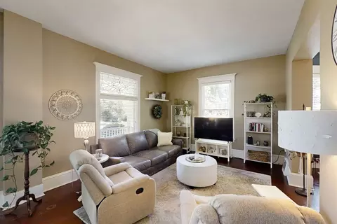 Living - 609 E Monroe St, Bloomington, IL 61701 photo 2 of 3