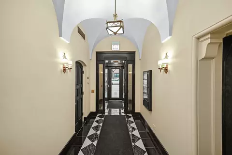 222 E Chestnut St #9B, Chicago, IL 60611 photo 2