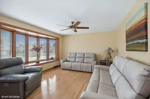 7900 W 72nd St, Bridgeview, IL 60455 photo 2