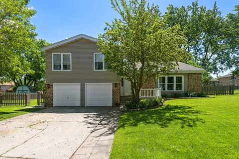 305 Surrey Ln, Bloomingdale, IL 60108