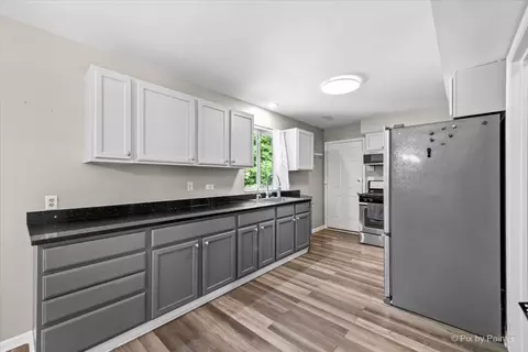 Kitchen - 30 Covington Rd, Fox Lake, IL 60020 photo 4 of 6