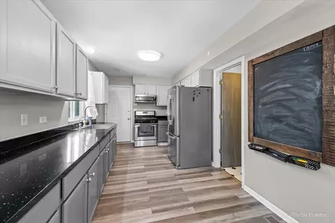 Kitchen - 30 Covington Rd, Fox Lake, IL 60020 photo 3 of 6
