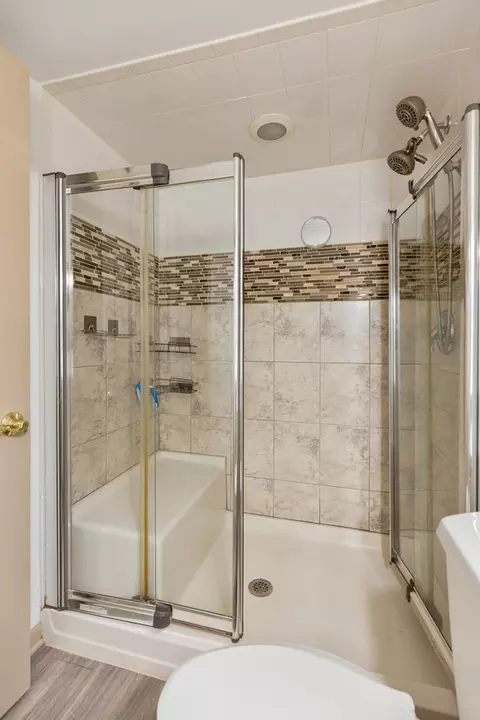 Bath - 2905 Starling Ln, Rolling Meadows, IL 60008 photo 3 of 4
