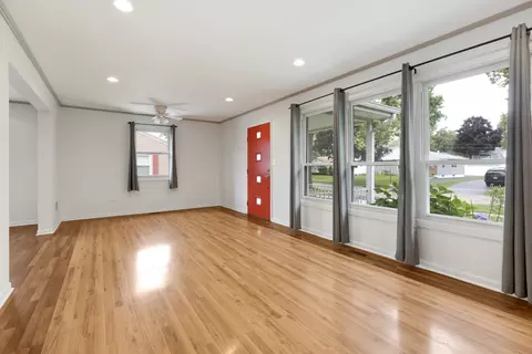 Living - 2905 Starling Ln, Rolling Meadows, IL 60008 photo 2 of 4