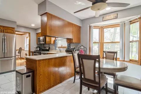 Kitchen - 1001 Apple Valley Dr, Bartlett, IL 60103 photo 4 of 4