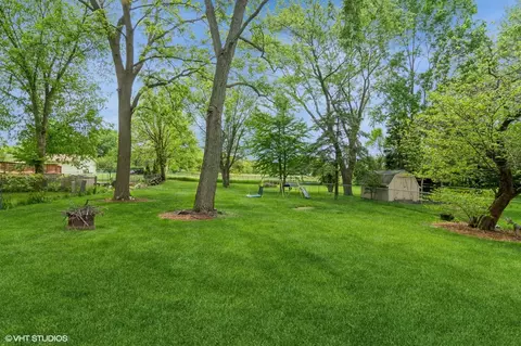 Exterior - 1001 Apple Valley Dr, Bartlett, IL 60103 photo 4 of 4