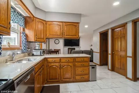 Kitchen - 1001 Apple Valley Dr, Bartlett, IL 60103 photo 3 of 4
