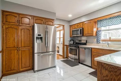 Kitchen - 1001 Apple Valley Dr, Bartlett, IL 60103 photo 2 of 4