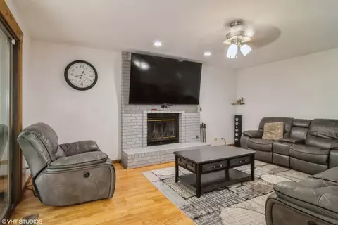 Living - 1001 Apple Valley Dr, Bartlett, IL 60103 photo 3 of 3