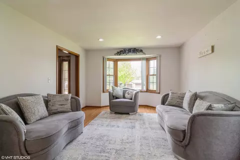 Living - 1001 Apple Valley Dr, Bartlett, IL 60103 photo 2 of 3