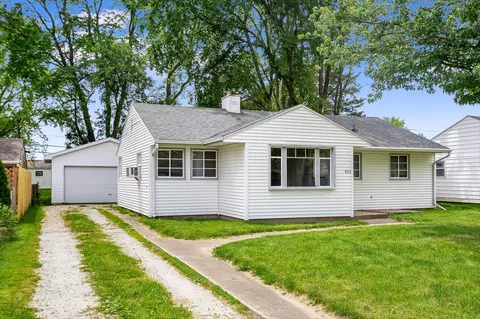 800 Meadow Ct, Bradley, IL 60915