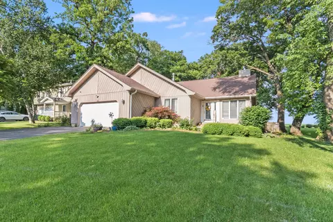 745 Cynthia Dr, Lake Holiday, IL 60548