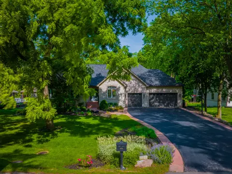 3 S635 Mignin Dr, Warrenville, IL 60555