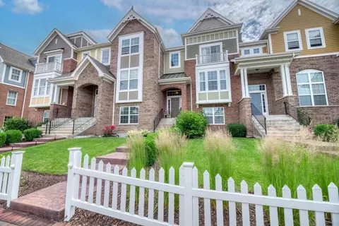 4107 Royal Mews Cir, Naperville, IL 60564