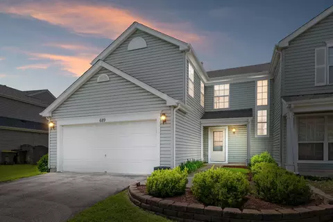 689 Legends Dr #689, Carol Stream, IL 60188