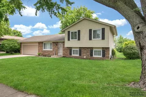 406 Kensington Dr, Mchenry, IL 60050