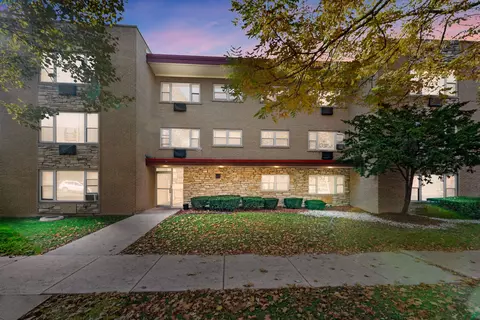 415 S Maple Ave #103, Oak Park, IL 60302