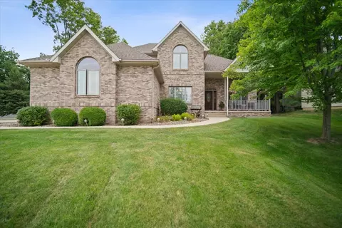 1506 Sweetbriar Dr, Bloomington, IL 61701