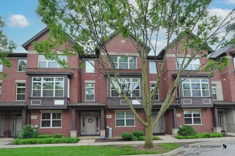709 Summit Ln, Vernon Hills, IL 60061