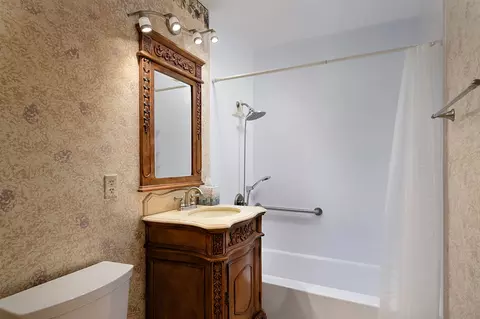 Bath - 2313 Kingfisher Ln, Rolling Meadows, IL 60008 photo 1 of 3