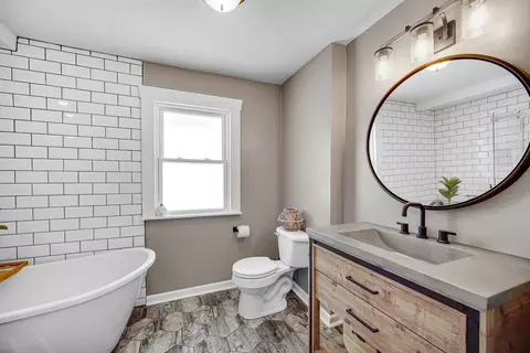 Bath - 2 S Melrose Ave, Elgin, IL 60123 photo 2 of 3