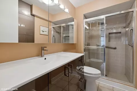 Bath - 200 E Delaware Pl #18C, Chicago, IL 60611 photo 1 of 2