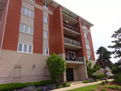 6320 W Higgins Ave #204, Chicago, IL 60630