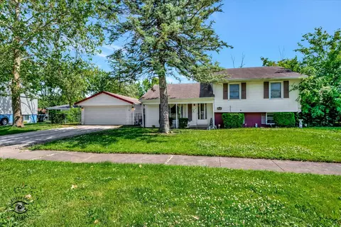 242 E Birch Dr, Glenwood, IL 60425