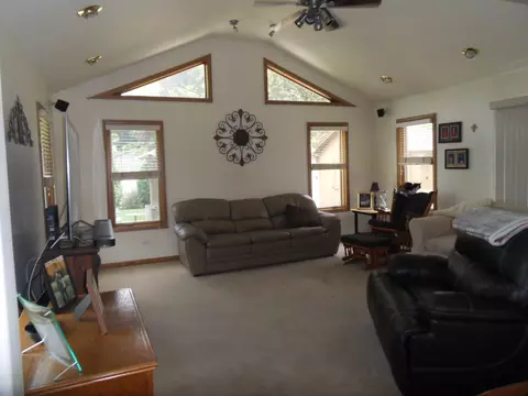 Living - 751 Duncan Dr, Aurora, IL 60506 photo 1 of 3