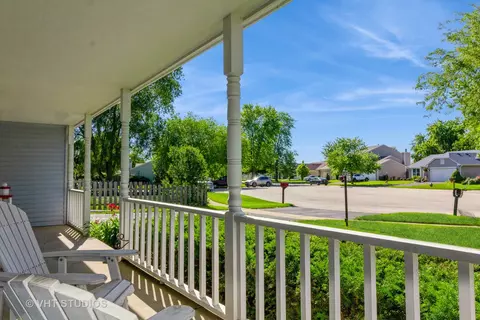 44 Hunter Dr, Montgomery, IL 60538 photo 2