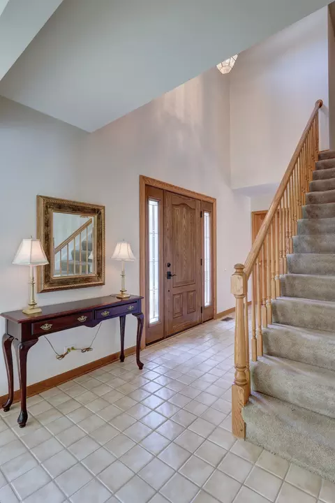 869 Kent Cir, Bartlett, IL 60103 photo 3