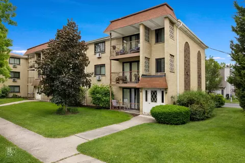 241 N Walnut St #1W, Bensenville, IL 60106