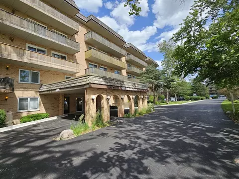 505 Redondo Dr #505, Downers Grove, IL 60516