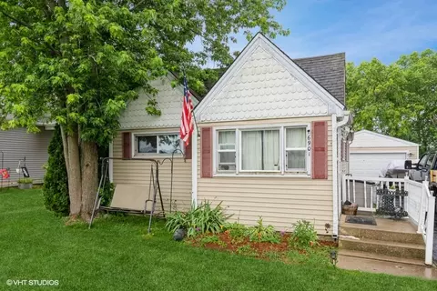 6901 Seminole Dr, Wonder Lake, IL 60097