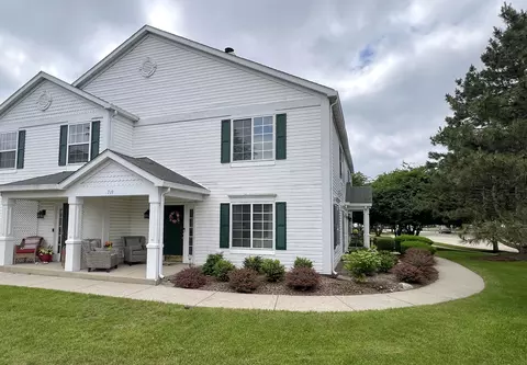 719 Fieldcrest Dr #B, South Elgin, IL 60177
