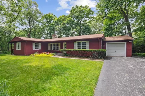 564 Thornwood Ln, Northfield, IL 60093