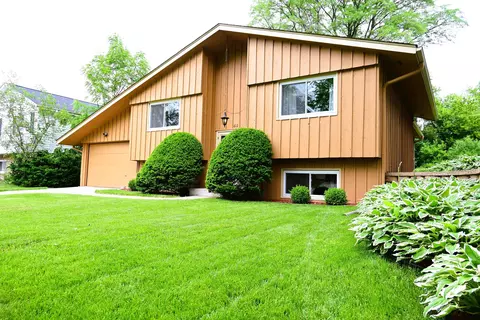 612 Woodridge Dr, Rockford, IL 61108