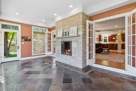 450 Dara James Rd, Des Plaines, IL 60016 photo 8