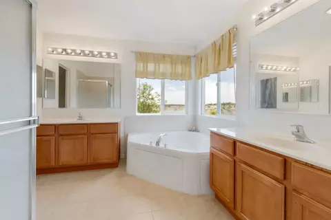 Bath - 617 Erin Dr, Elgin, IL 60124 photo 2 of 3