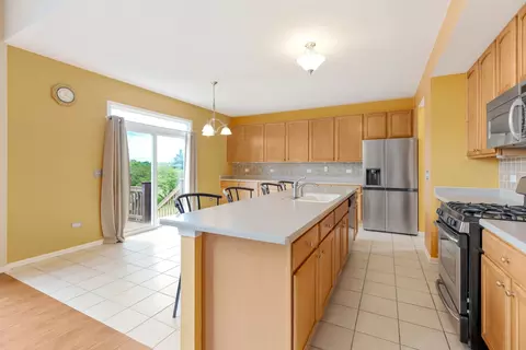 Kitchen - 617 Erin Dr, Elgin, IL 60124 photo 2 of 3