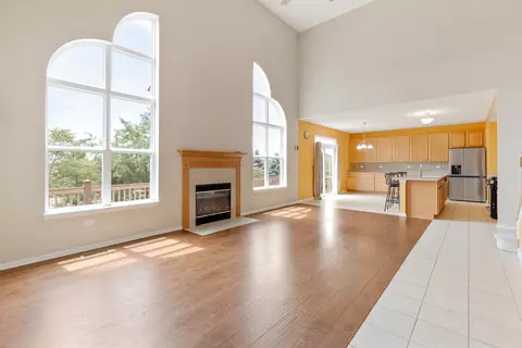 Living - 617 Erin Dr, Elgin, IL 60124 photo 3 of 5